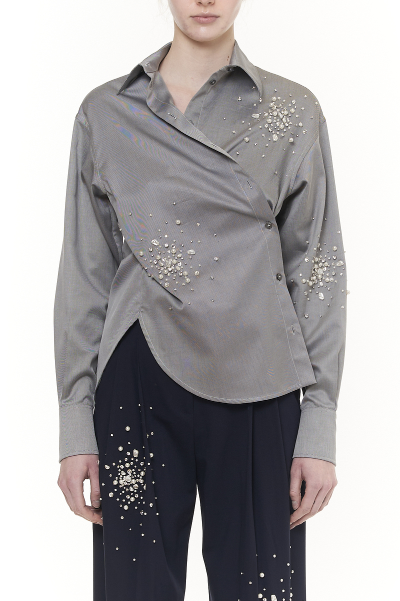 CAMICIA BOYFRIEND ABBOTTONATURA STORTA RICAMO SPLASH PERLE E CRISTALLI