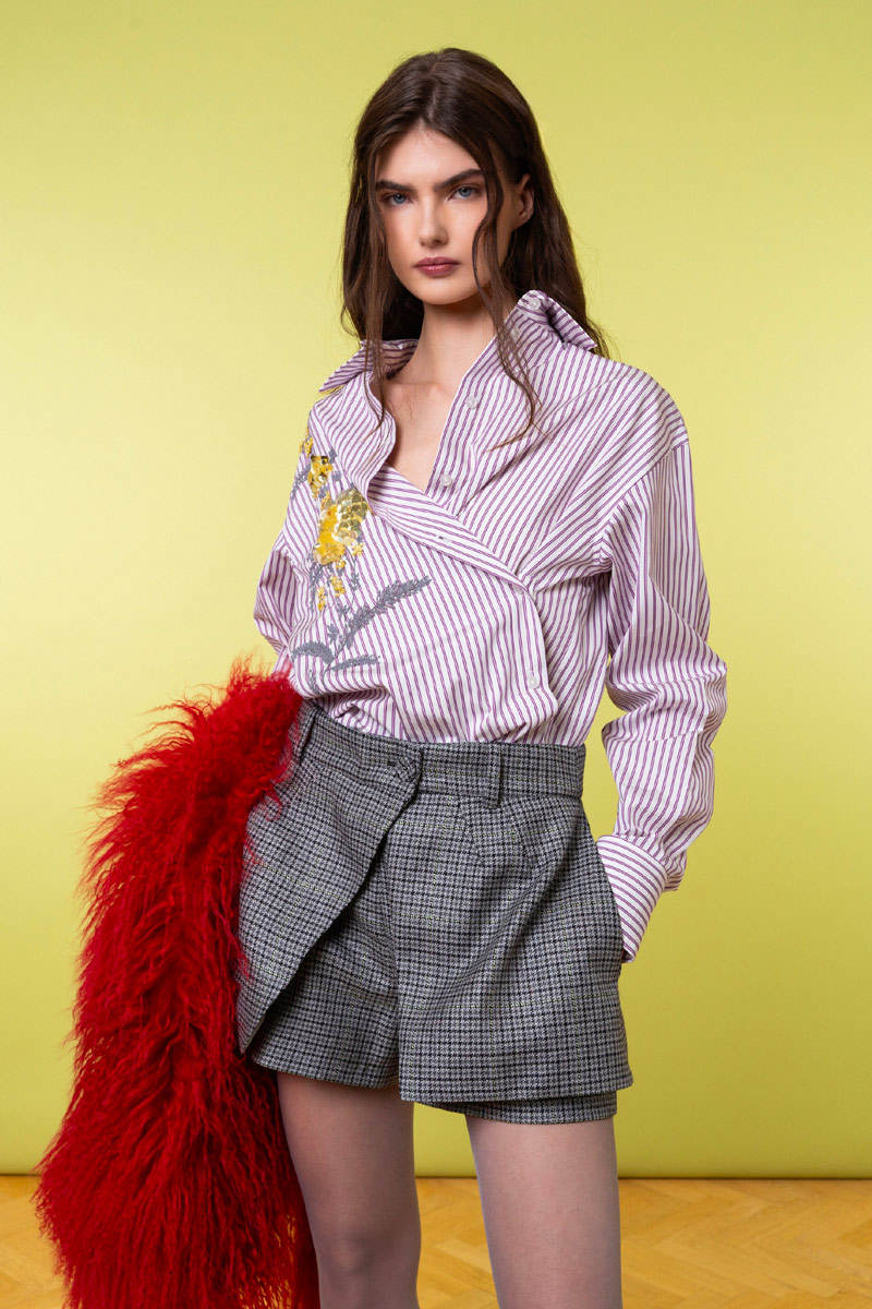 CAMICIA BOYFRIEND RIGATA ABBOTTONATURA STORTA RICAMO FIORE CRISTALLI